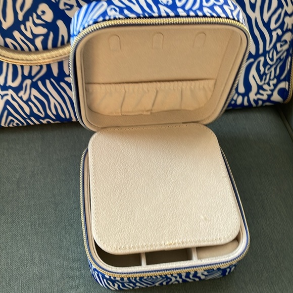 NWT Lilly Pulitzer, garment bag and make up box - Picture 4 of 9